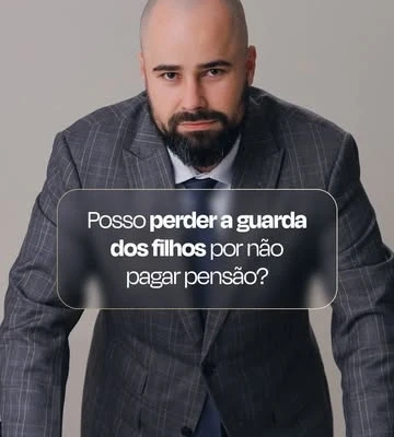 Pensão e guarda são obrigações diferentes. O que a lei faz diante do não pagamento é outra coisa: execução, desconto em folha, penhora, protesto e até prisão civil. Isso não muda a guarda por si só.  Quando a guarda pode ser revista? Quando a inadimplência vira abandono material ou moral, mostrando negligência real. Em casos graves, o Judiciário pode suspender ou até retirar o poder familiar, mas sempre após análise cuidadosa das provas.  Se a renda mudou ou o valor ficou inviável, o caminho certo é pedir revisão. Se não pagaram, o caminho é a execução.  Resumo prático: não existe perda automática de guarda por falta de pagamento. O juiz só altera quando há risco, abandono ou prejuízo ao menor.